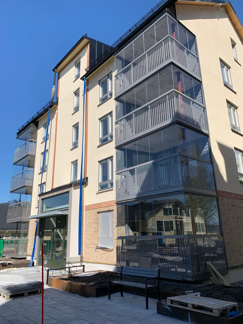Fully glazed aluminum balcony railings with folding glass panels — photo 1