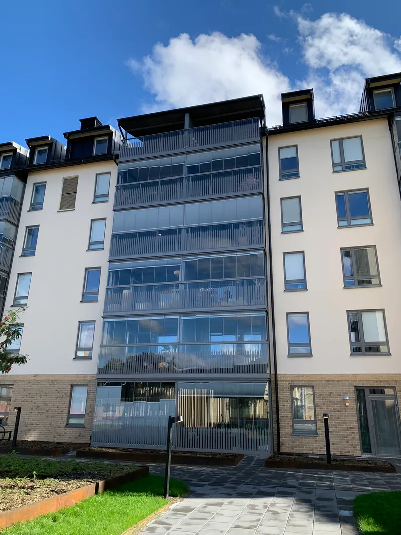 Fully glazed aluminum balcony railings with folding glass panels — photo 3