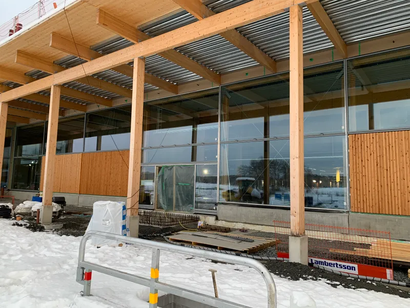 Curtain wall with custom glazing support — photo 3