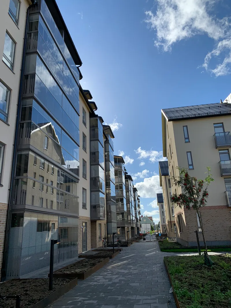 Fully glazed aluminum balcony railings with folding glass panels — photo 8