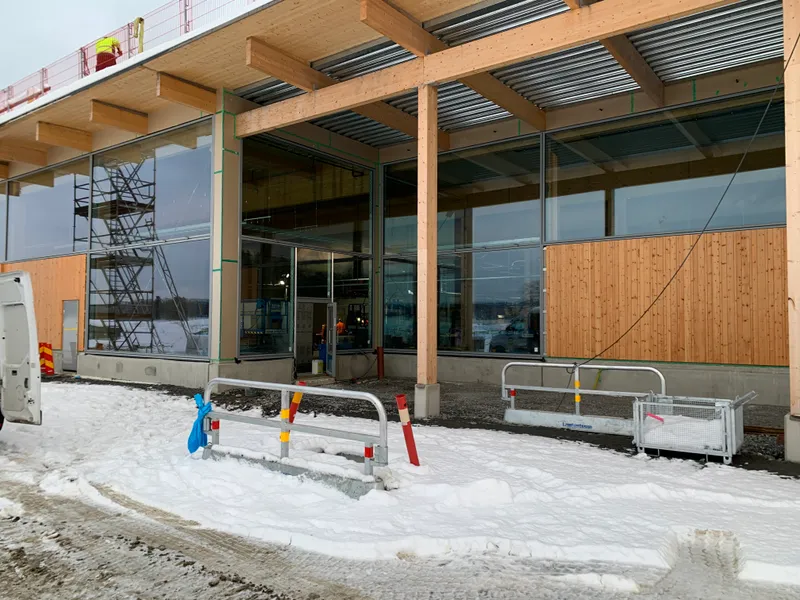 Curtain wall with custom glazing support — photo 6